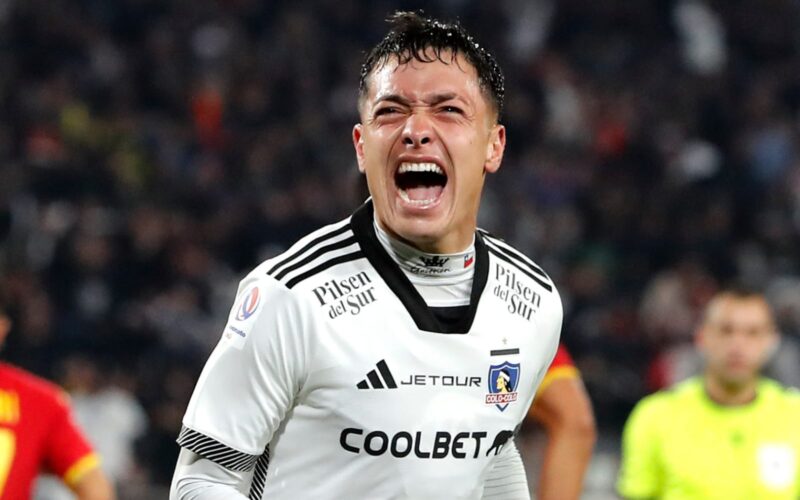 Cristián Zavala celebrando un gol con Colo-Colo en el Estadio Monumental.