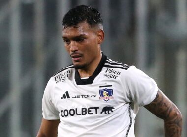 Daniel Gutiérrez con la camiseta blanca de Colo-Colo.