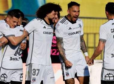 Jugadores de Colo-Colo celebran el gol de Javier Correa frente a Everton