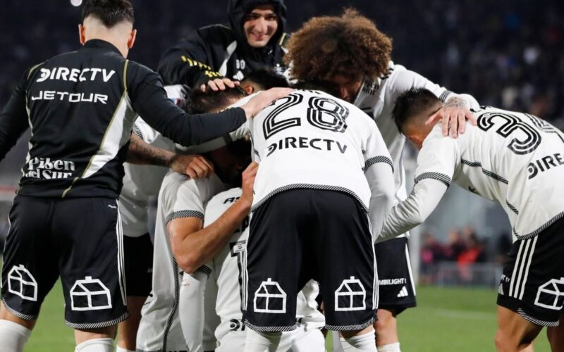 Jugadores de Colo-Colo celebran un gol.