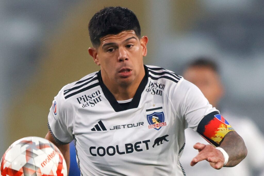 Esteban Pavez con camiseta de Colo-Colo y jineta de capitán.