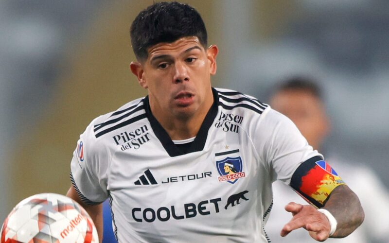 Esteban Pavez con camiseta de Colo-Colo y jineta de capitán.