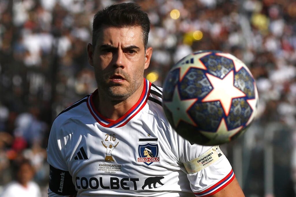 Ezequiel Miralles con la camiseta de Colo-Colo durante la despedida de Esteban Paredes en 2023.