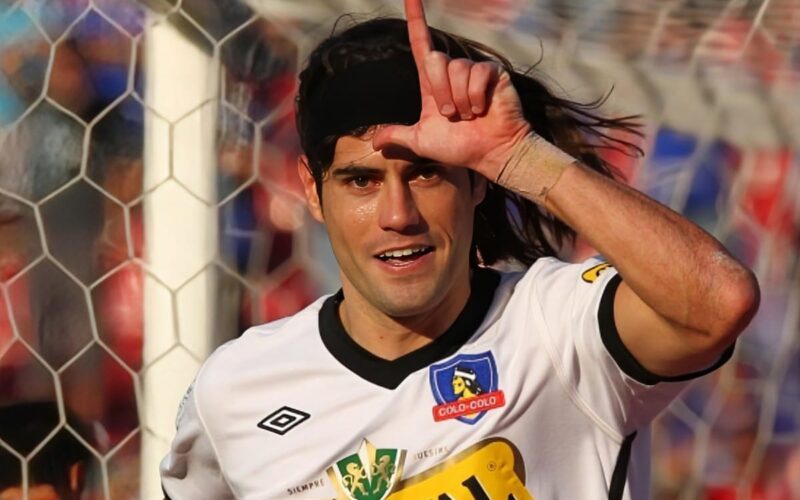 Ezequiel Miralles celebrando un gol en un Superclásico haciendo una letra L con sus dedos a la altura de la frente.