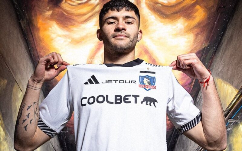 Cristián Riquelme posando con la camiseta de Colo-Colo.
