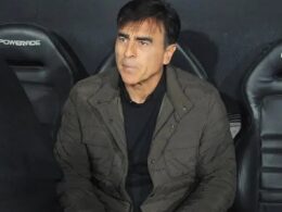 Gustavo Quinteros en el banco de Vélez Sarsfield.