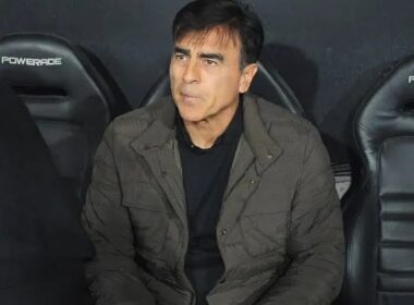 Gustavo Quinteros en el banco de Vélez Sarsfield.