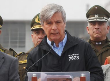 Harold Mayne-Nicholls dando un discurso sobre una tarima.