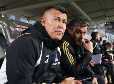 Primer plano a Jorge Almirón sentado en el banco de suplentes de Colo-Colo.