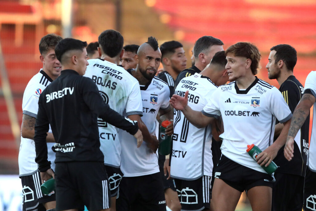 Jugadores de Colo-Colo abrazándose tras el término de un partido frente a Unión Española por el Campeonato Nacional.