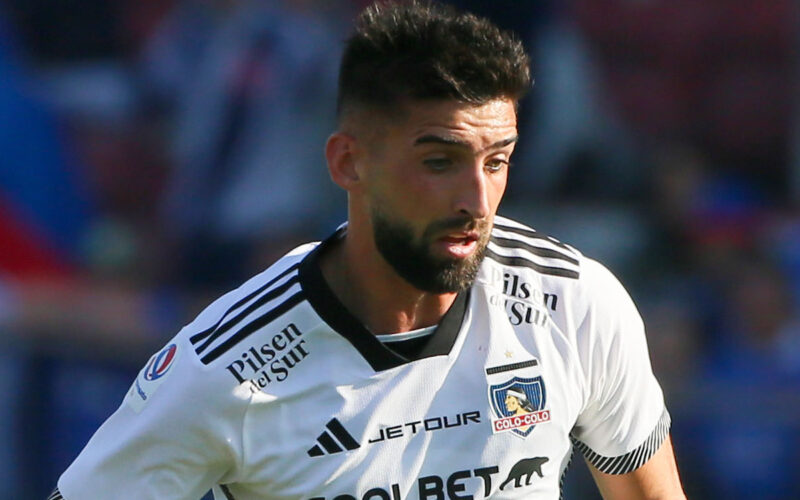 Primer plano de Emiliano Amor con la camiseta de Colo-Colo.
