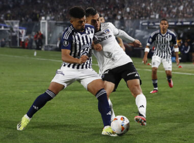 Jugador de Colo-Colo y Junior de Barranquilla disputando un balón en partido por Copa Libertadores.