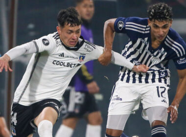 Cristián Zavala disputando un balón con un rival durante el duelo entre Colo-Colo y Junior por la Copa Libertadores.