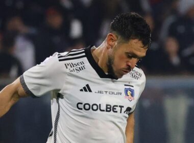 Primer plano a Ramiro González con la camiseta de Colo-Colo.