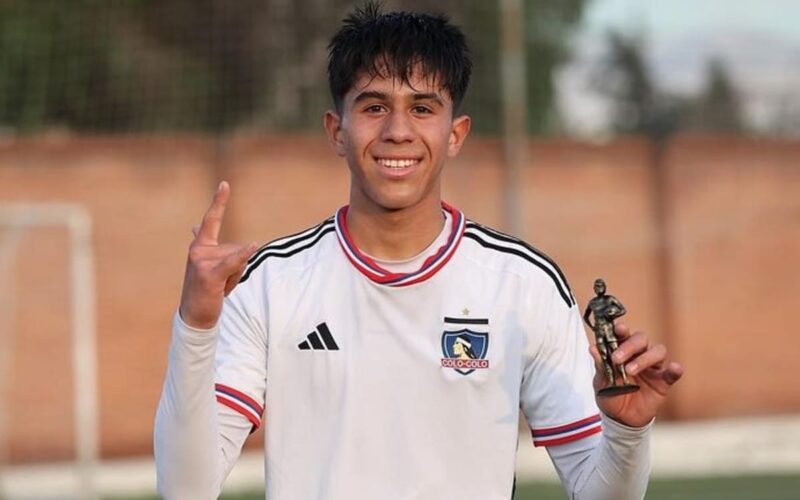 Valentino Fernández con el premio a jugador del partido.