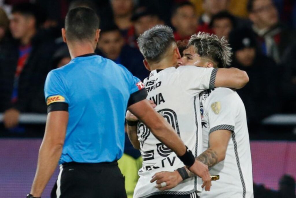 Carlos Palacios y Guillermo Paiva celebrando un gol contra Cerro Porteño por Copa Libertadores.