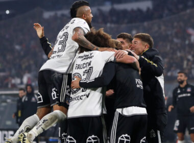 Jugadores de Colo-Colo celebrando un gol