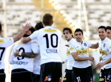 Jugadores de Colo-Colo abrazados celebrando un gol en la temporada 2012.