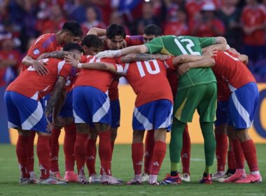 Selección Chilena abrazada