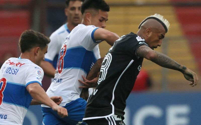 Arturo Vidal y Alexander Aravena durante un partido de Colo-Colo vs Universidad Católica.