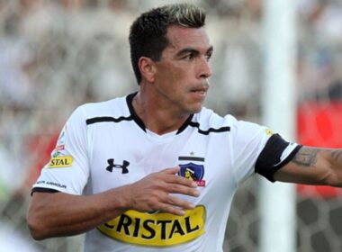 Esteban Paredes celebra su gol con Colo-Colo.