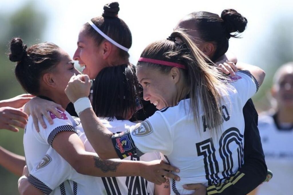 Colo-Colo Femenino celebrando un gol.