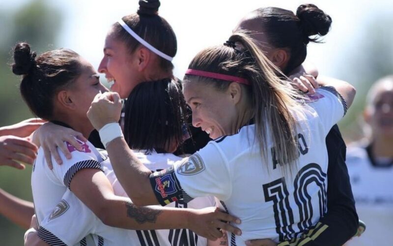 Colo-Colo Femenino celebrando un gol.