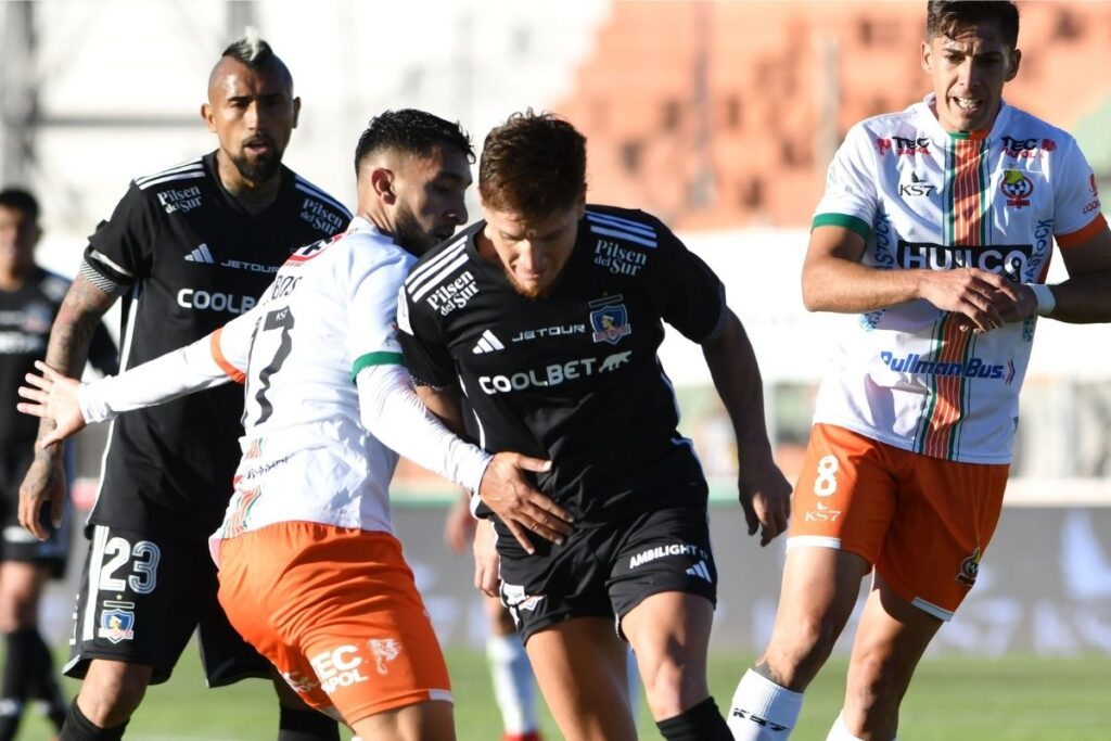 Leonardo Gil en el partido de Colo-Colo vs Cobresal en El Salvador.