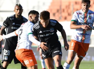 Leonardo Gil en el partido de Colo-Colo vs Cobresal en El Salvador.