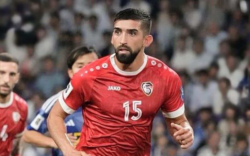 Primer plano a Emiliano Amor con la camiseta de la Selección de Siria.