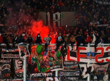 Hinchas de Colo-Colo en el Estadio Monumental en Buenos Aires