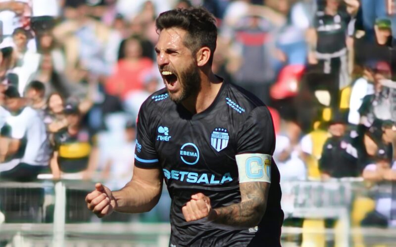 Primer plano a Joaquín Larrivey celebrando un gol con Magallanes.