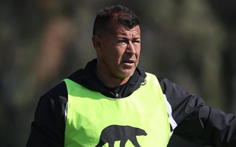 Primer plano a Jorge Almirón en un entrenamiento de Colo-Colo.