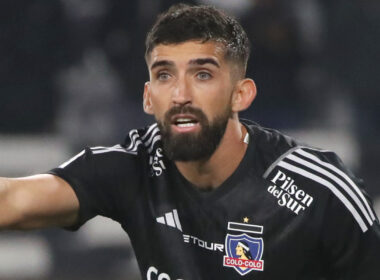 Primer plano de Emiliano Amor con la camiseta de Colo-Colo.