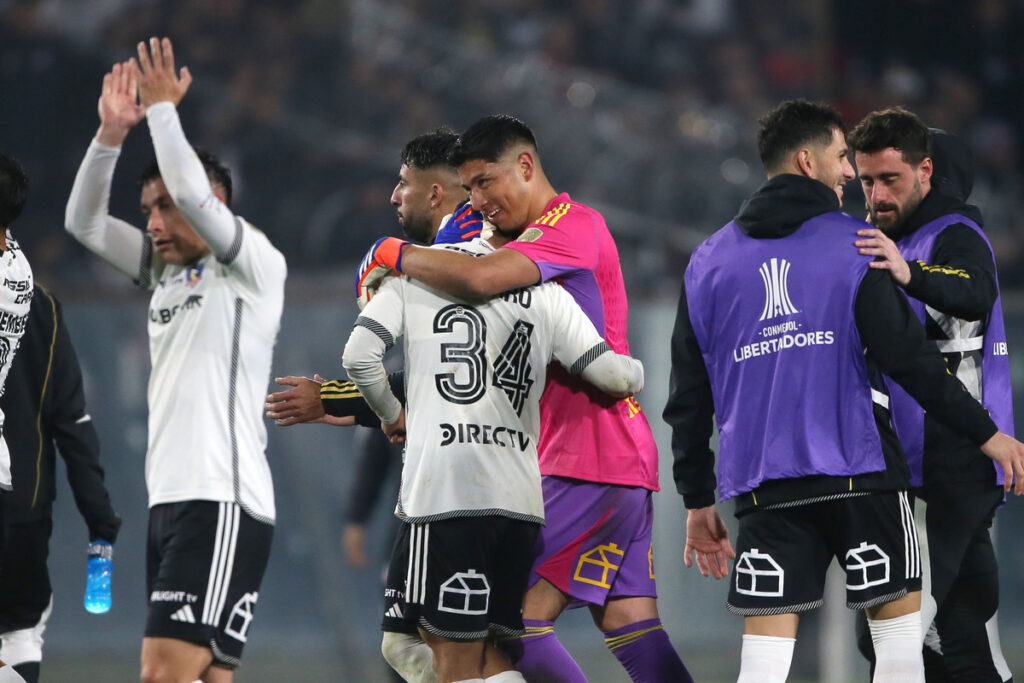 Jugadores de Colo-Colo abrazados.