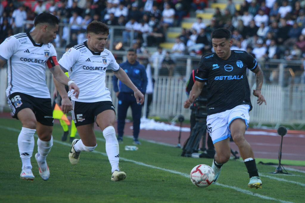 Futbol, Magallanes vs Colo Colo Copa Chile 2024 El jugador de Colo-Colo, Leonardo Gil derecha, disputa el balon contra Maximiliano Cuadra, Danilo Catalan de Magallanes durante el partido de ida de final regional centro sur de la Copa Chile disputado en el estadio fiscal de Talca, Talca Chile. 07/09/2024 Jose Robles/Photosport Football, Magallanes vs Colo Colo 2024 Copa Chile Championship Colo Colo’s player Leonardo Gil , right, vies the ball against Maximiliano Cuadra of Magallanes during a final first leg match of the South-Center regional phase of the Copa Chile match held at the fiscal Talca stadium in Talca, Chile. 07/09/2024 Jose Robles/Photosport