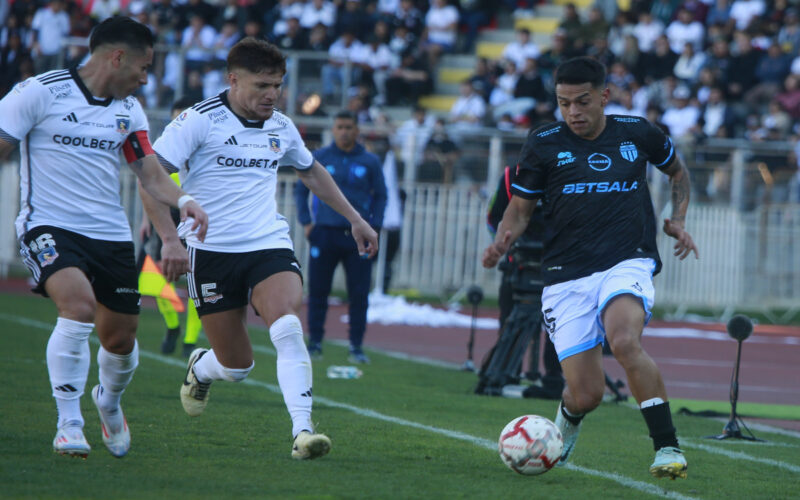 Futbol, Magallanes vs Colo Colo Copa Chile 2024 El jugador de Colo-Colo, Leonardo Gil derecha, disputa el balon contra Maximiliano Cuadra, Danilo Catalan de Magallanes durante el partido de ida de final regional centro sur de la Copa Chile disputado en el estadio fiscal de Talca, Talca Chile. 07/09/2024 Jose Robles/Photosport Football, Magallanes vs Colo Colo 2024 Copa Chile Championship Colo Colo’s player Leonardo Gil , right, vies the ball against Maximiliano Cuadra of Magallanes during a final first leg match of the South-Center regional phase of the Copa Chile match held at the fiscal Talca stadium in Talca, Chile. 07/09/2024 Jose Robles/Photosport