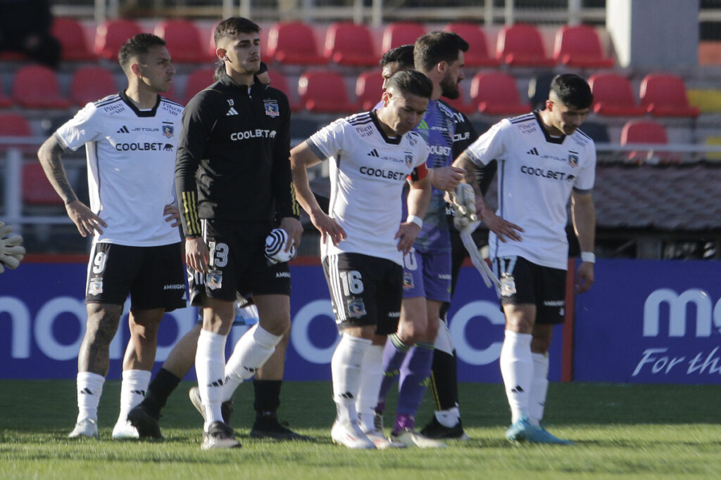 Jugadores de Colo-Colo cabizbajos.