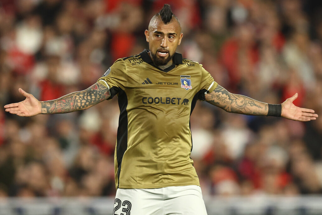 Arturo Vidal con la camiseta de Colo-Colo y los brazos abiertos.