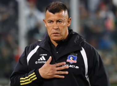 Primer plano de Jorge Almirón con indumentaria de Colo-Colo.