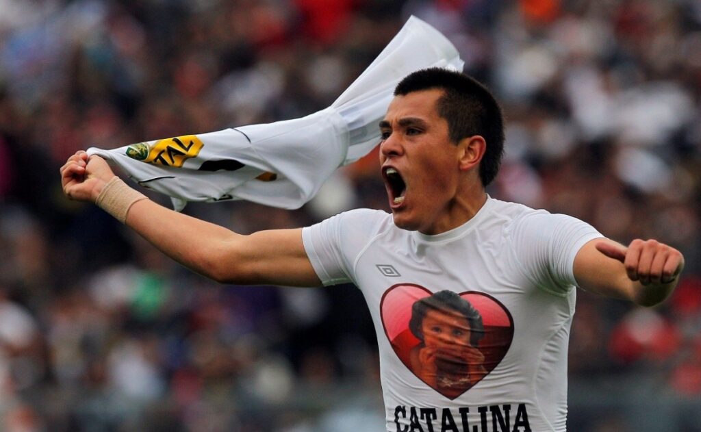 Carlos Muñoz celebrando un gol contra Universidad de Chile.