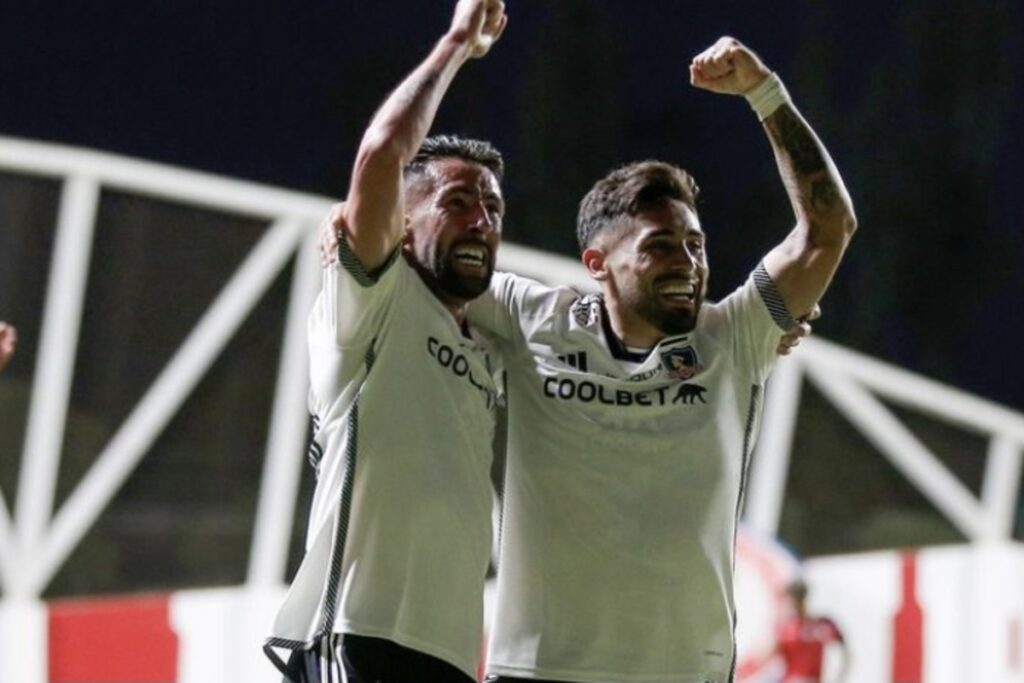 Marcos Bolados y Mauricio Isla celebrando el gol de Colo-Colo.