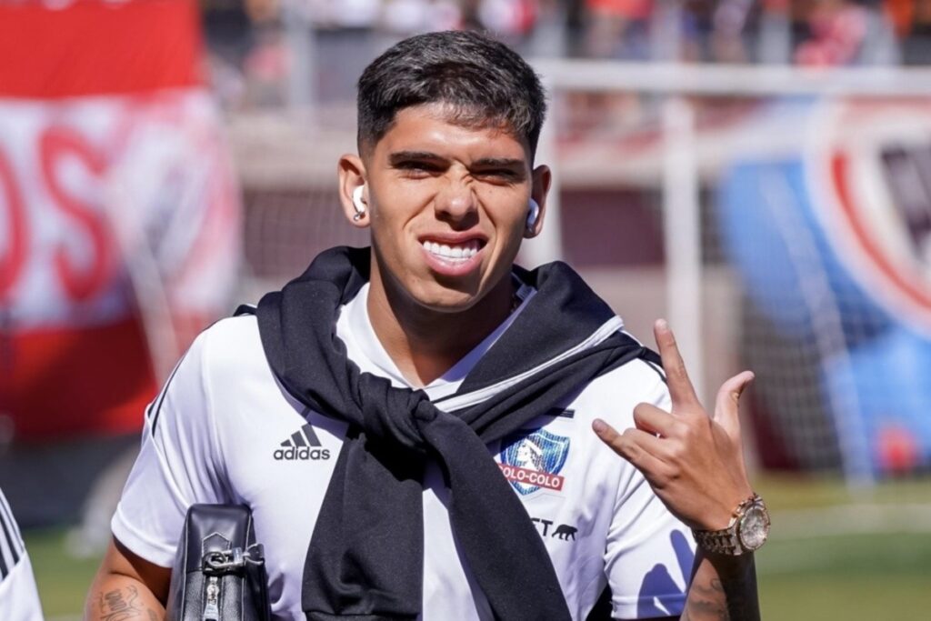 Carlos Palacios haciendo el signo garrero con su mano.