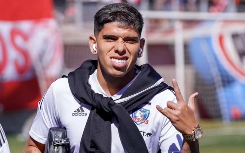 Carlos Palacios haciendo el signo garrero con su mano.