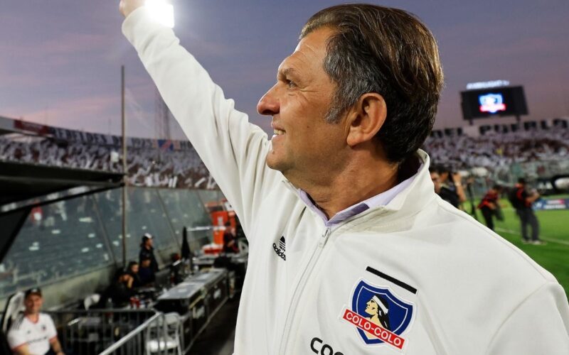 Aníbal Mosa saludando con indumentaria de Colo-Colo en el Estadio Monumental.