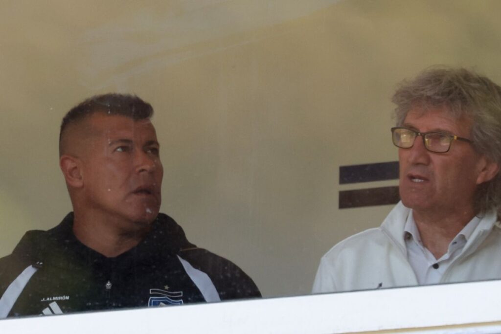 Jorge Almirón y Daniel Morón en la caseta del Estadio Huachipato.