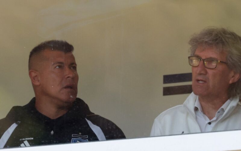 Jorge Almirón y Daniel Morón en la caseta del Estadio Huachipato.