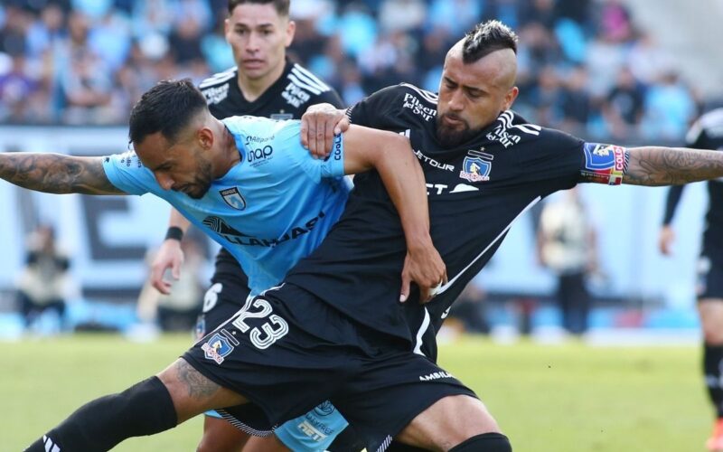 Arturo Vidal disputando un balón en el partido de Colo-Colo vs Deportes Iquique.