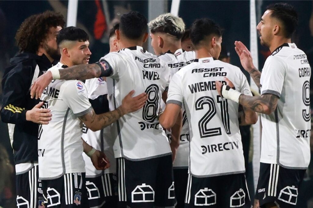 Jugadores de Colo-Colo celebrando un gol-