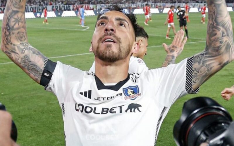 Primer plano a Javier Correa celebrando su gol contra Universidad Católica con los brazos al cielo.